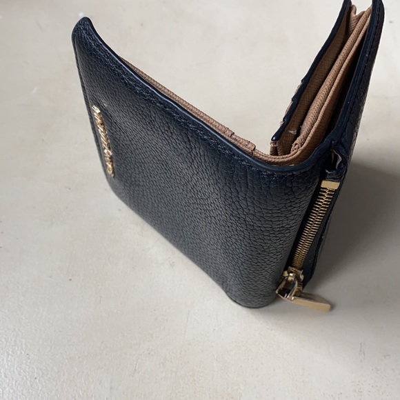 MICHAEL KORS TAN & BLACK EVERYDAY WALLET - Picture 3 of 6